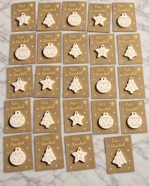 Piezas de yeso navideñas en tarjetas de Feliz Navidad