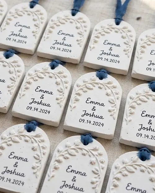 Placas de yeso personalizadas con nombres y fecha para boda
