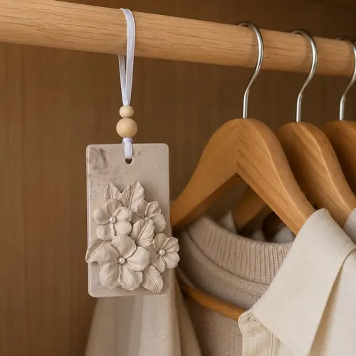 Placa de yeso con flores colgada en un clóset