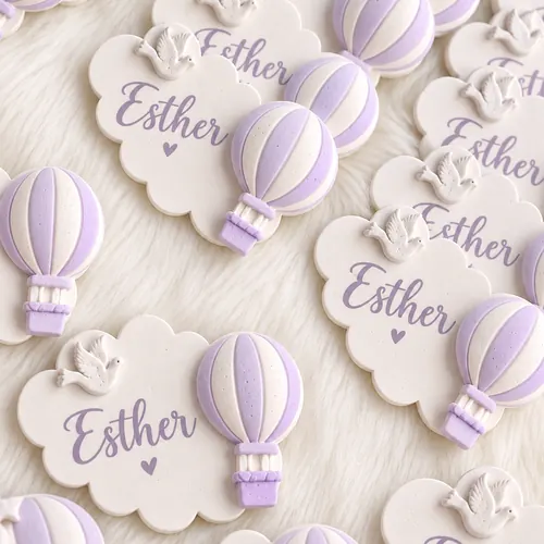 Placas de yeso en forma de nube con el nombre Esther y un globo
