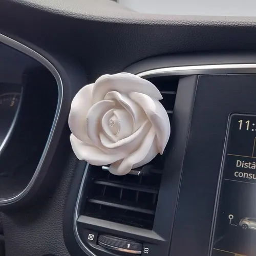 Rosa de yeso colocada en la rejilla de aire de un auto